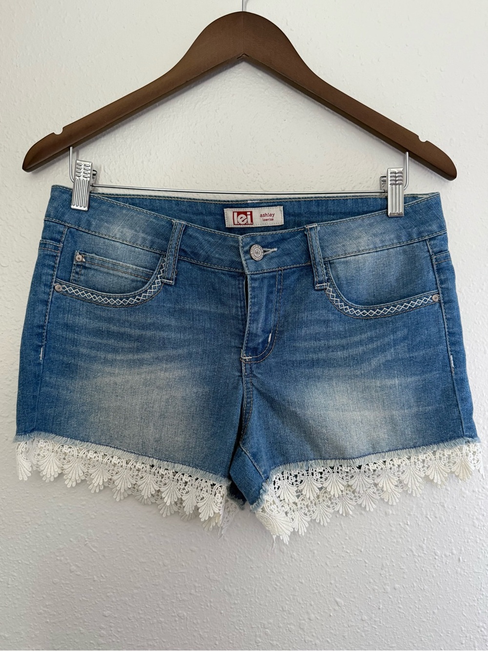 LEI Ashley Low Rise Denim Shorts Size 7 Juniors Light Wash Lace Trim